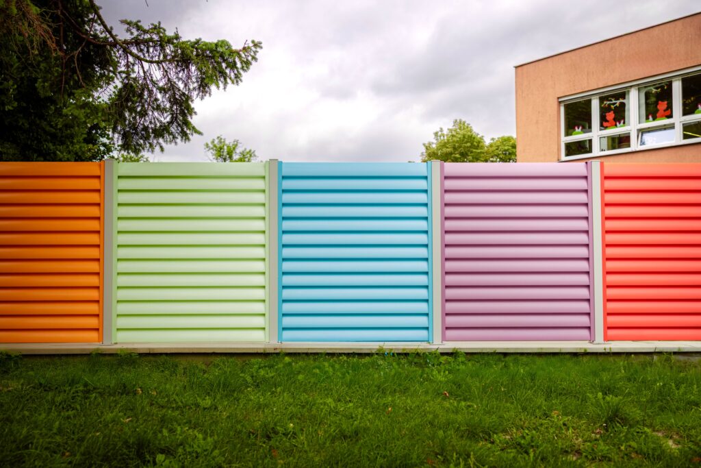 Barevný hliníkový plot LAMARK pro školku v Opavě | Motiv Viana | 7 barevných kombinací | Hliníkové sloupky