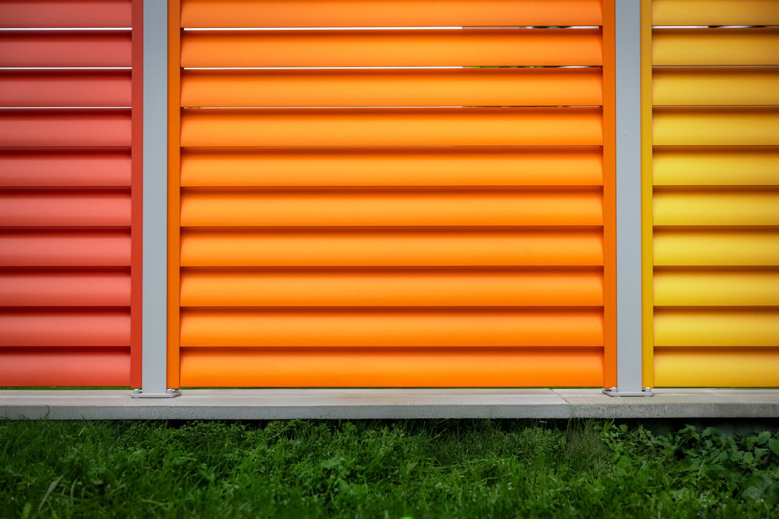 Barevný hliníkový plot LAMARK pro školku v Opavě | Motiv Viana | 7 barevných kombinací | Hliníkové sloupky