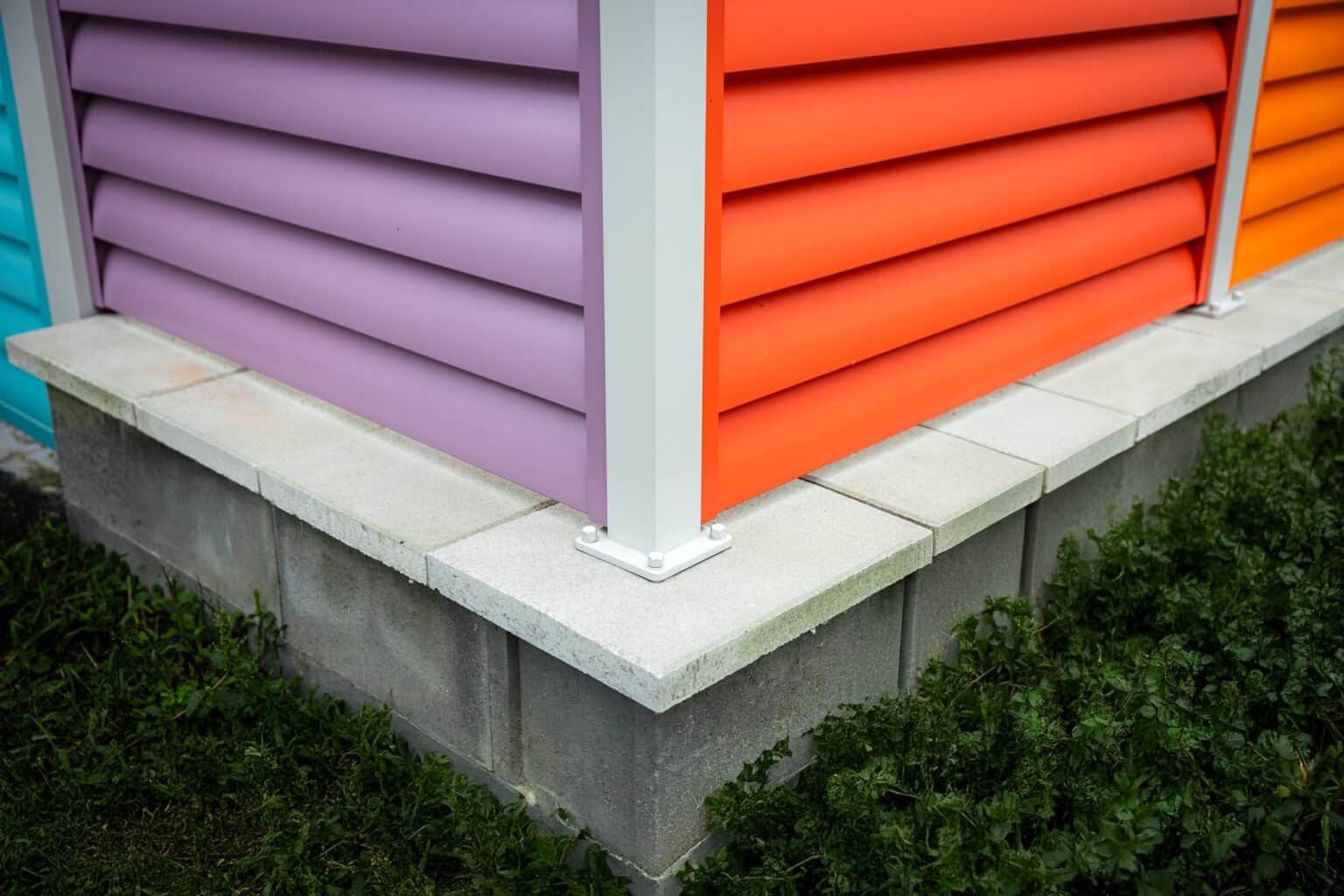 Barevný hliníkový plot LAMARK pro školku v Opavě | Motiv Viana | 7 barevných kombinací | Hliníkové sloupky