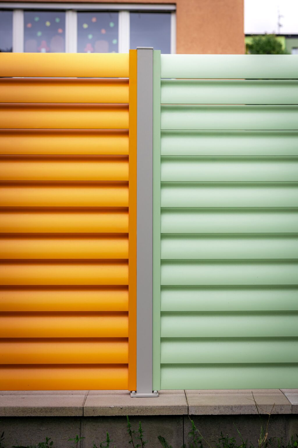 Barevný hliníkový plot LAMARK pro školku v Opavě | Motiv Viana | 7 barevných kombinací | Hliníkové sloupky