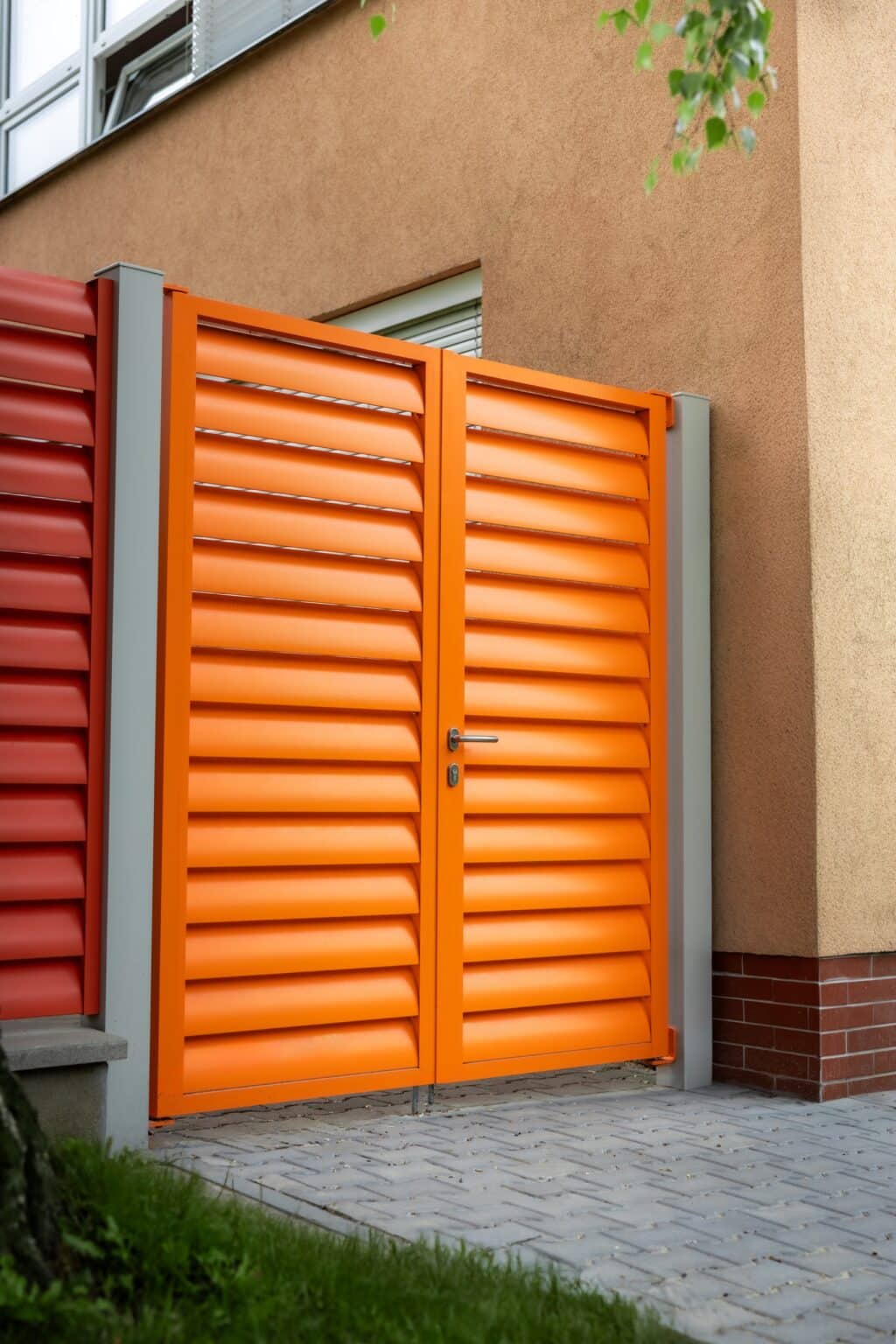 Dvoukřídlá hliníková branka LAMARK | Barevný plot pro školku v Opavě | Motiv Viana | 7 barevných kombinací | Hliníkové sloupky