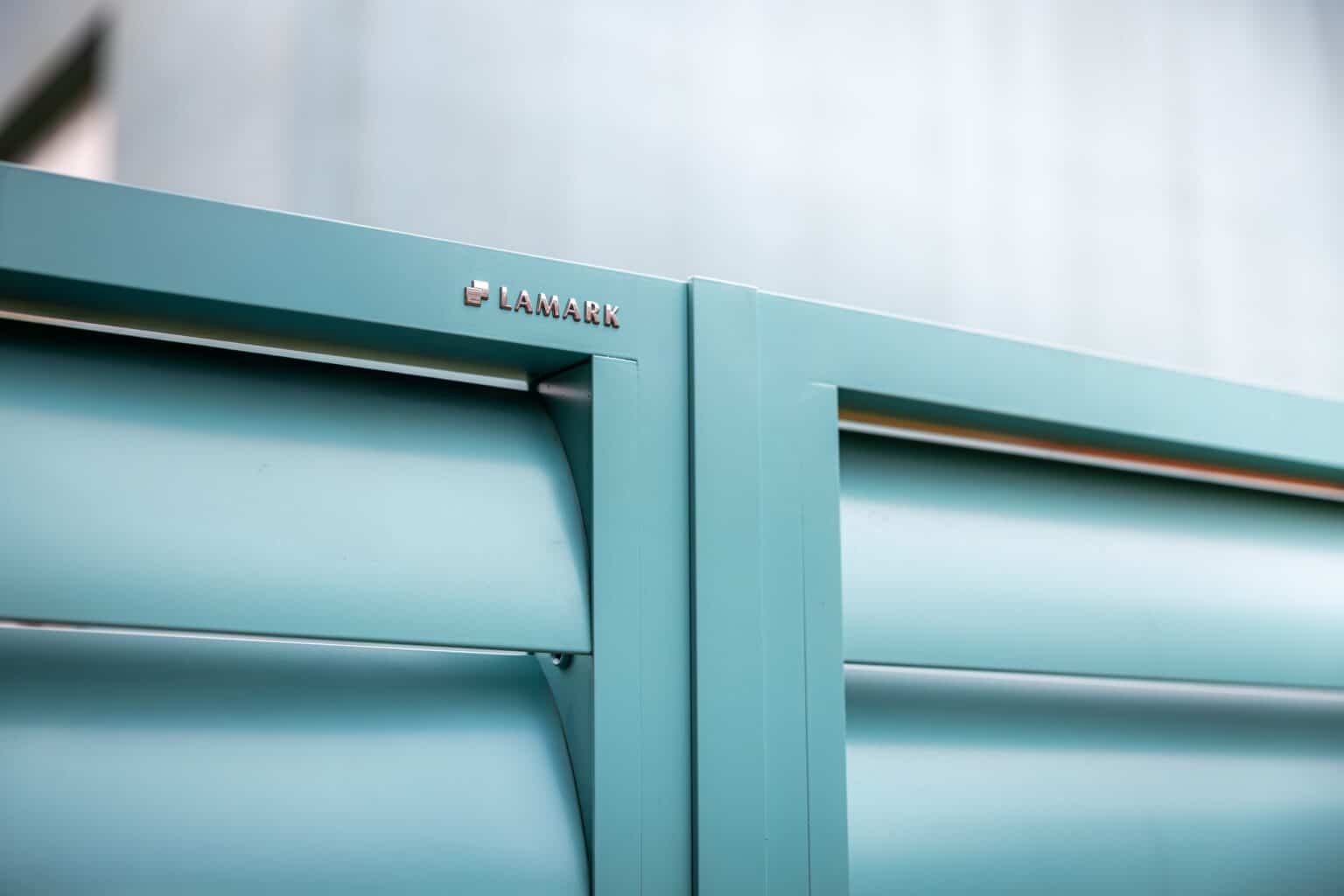 Detail loga LAMARK | Barevný hliníkový plot pro školku v Opavě | Motiv Viana | 7 barevných kombinací