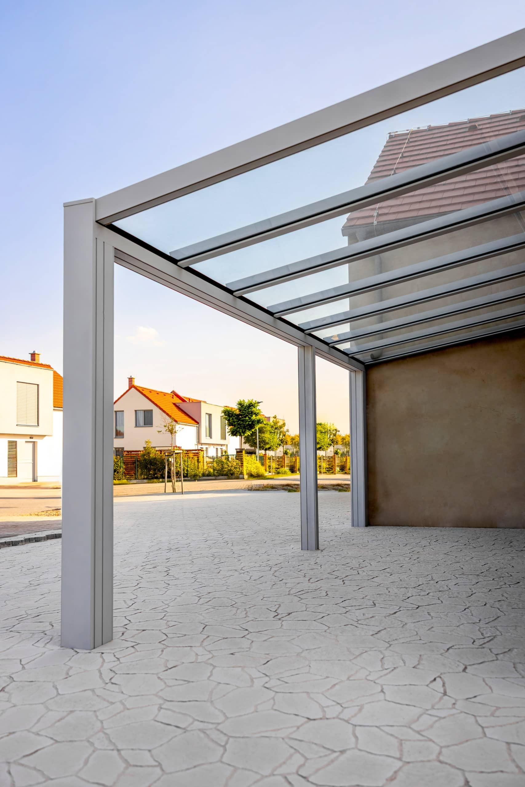 Stříbrná hliníková barva na pergole se skleněnou střechou LAMARK