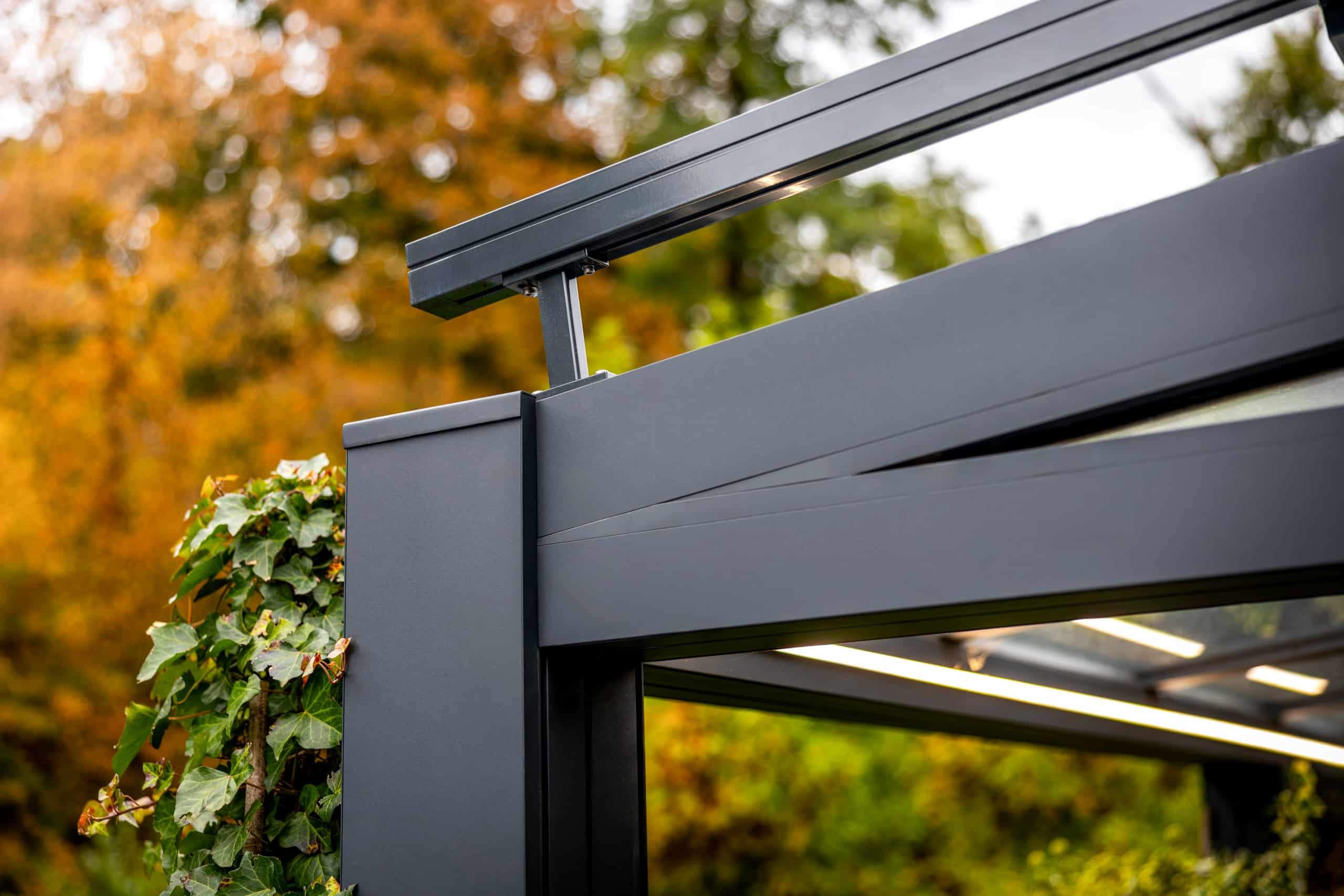 Detail pergoly se skleněnou střechou LAMARK