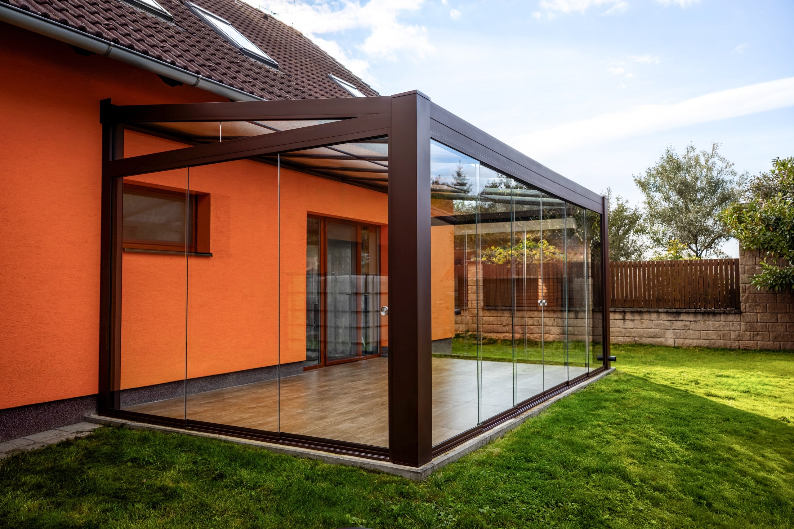 Hnědá čokoládová barva na pergole se skleněnou střechou LAMARK | Zasklení