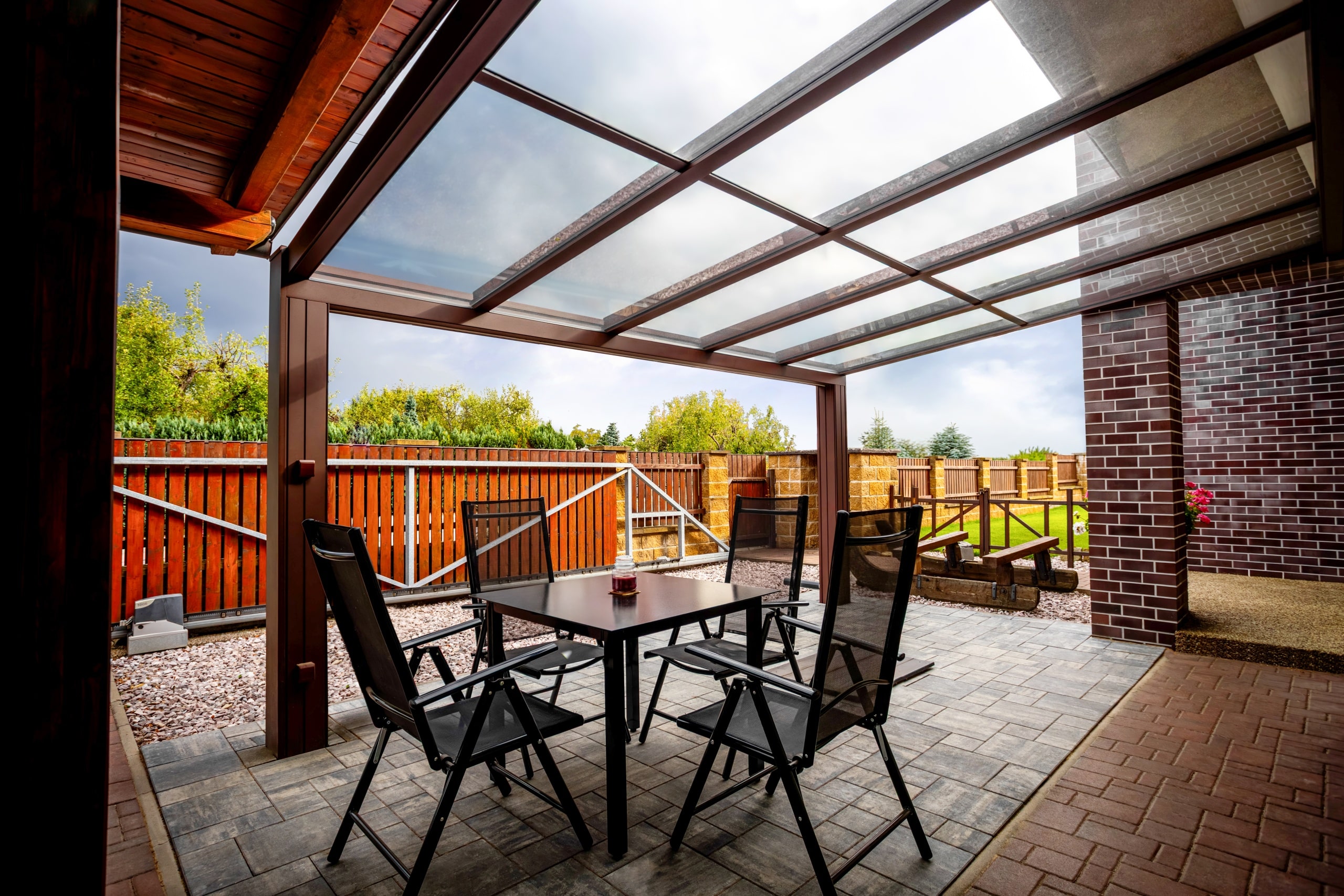 Hnědá čokoládová barva na pergole se skleněnou střechou LAMARK