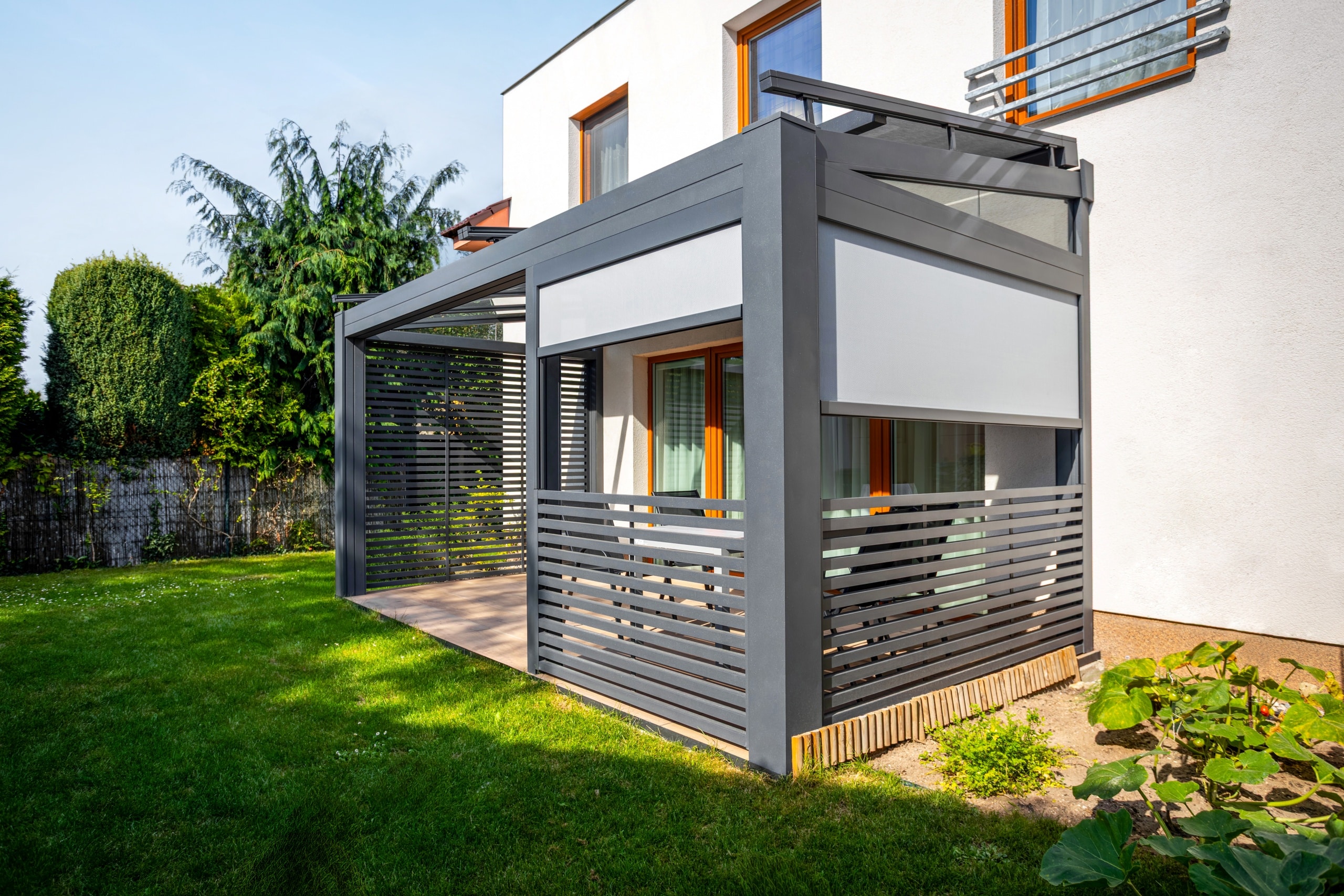 Pergola se skleněnou střechou LAMARK | Pevné boční stínění | Screenové rolety