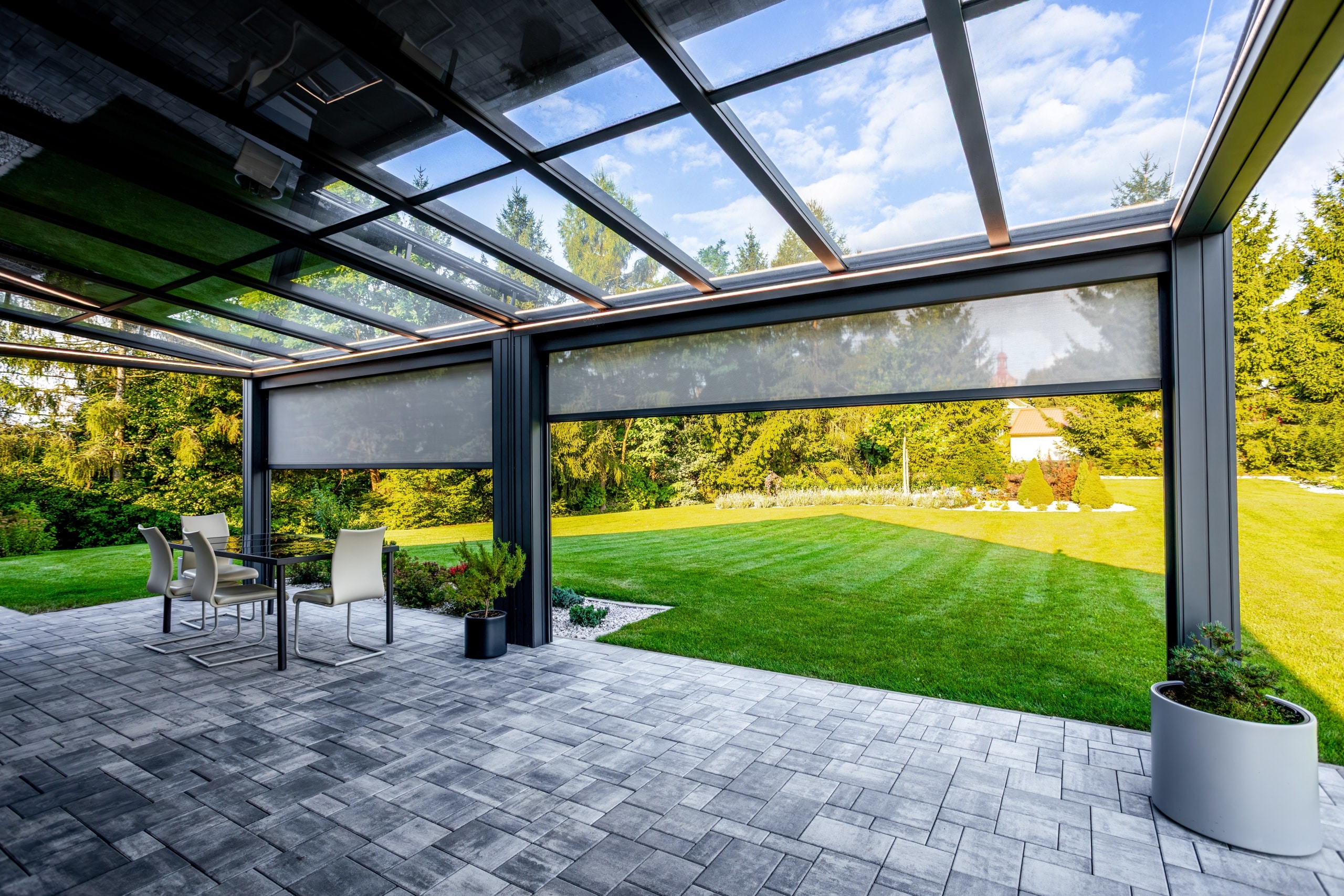 Pergola se skleněnou střechou LAMARK | Screenové rolety